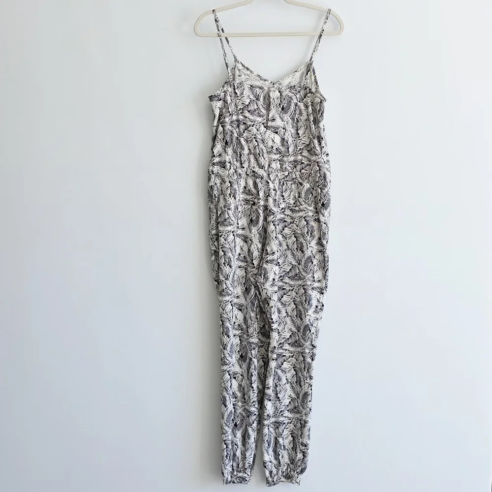 Banana Republic Leaf Print Drapey Black And White Jumpsuit Women's Size 2